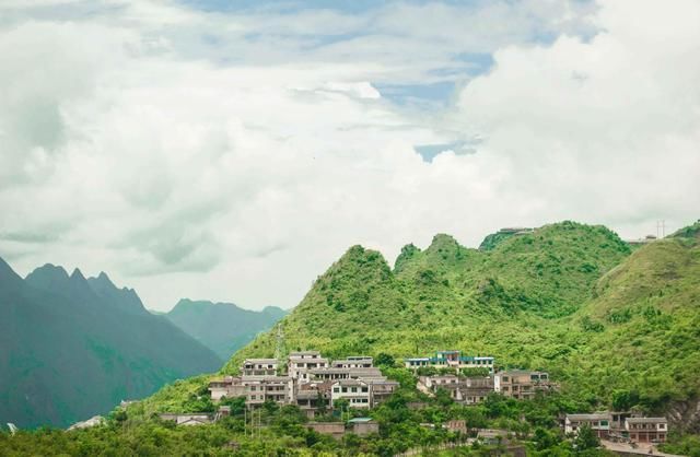 我国有条超惊险公路，如白龙盘山，在此开车超刺激，被誉为英雄路