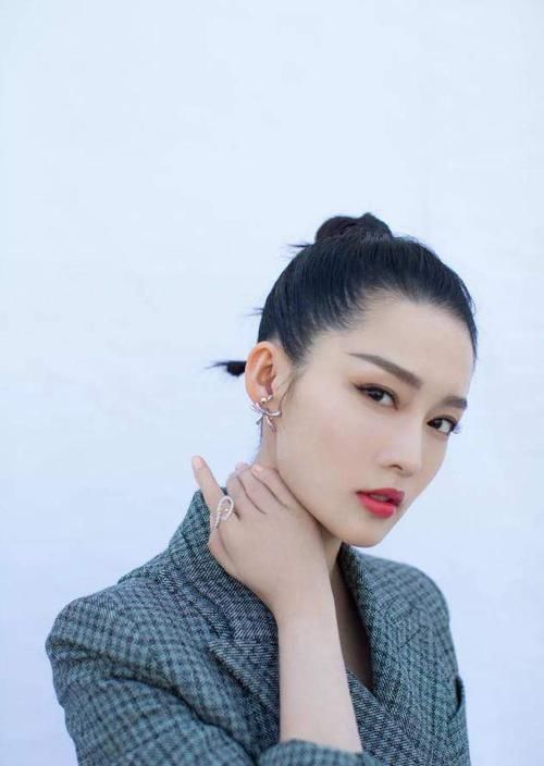 头皮|女生扎马尾时,尽量别犯这4个错误!显土又老气,颜值再高也白搭
