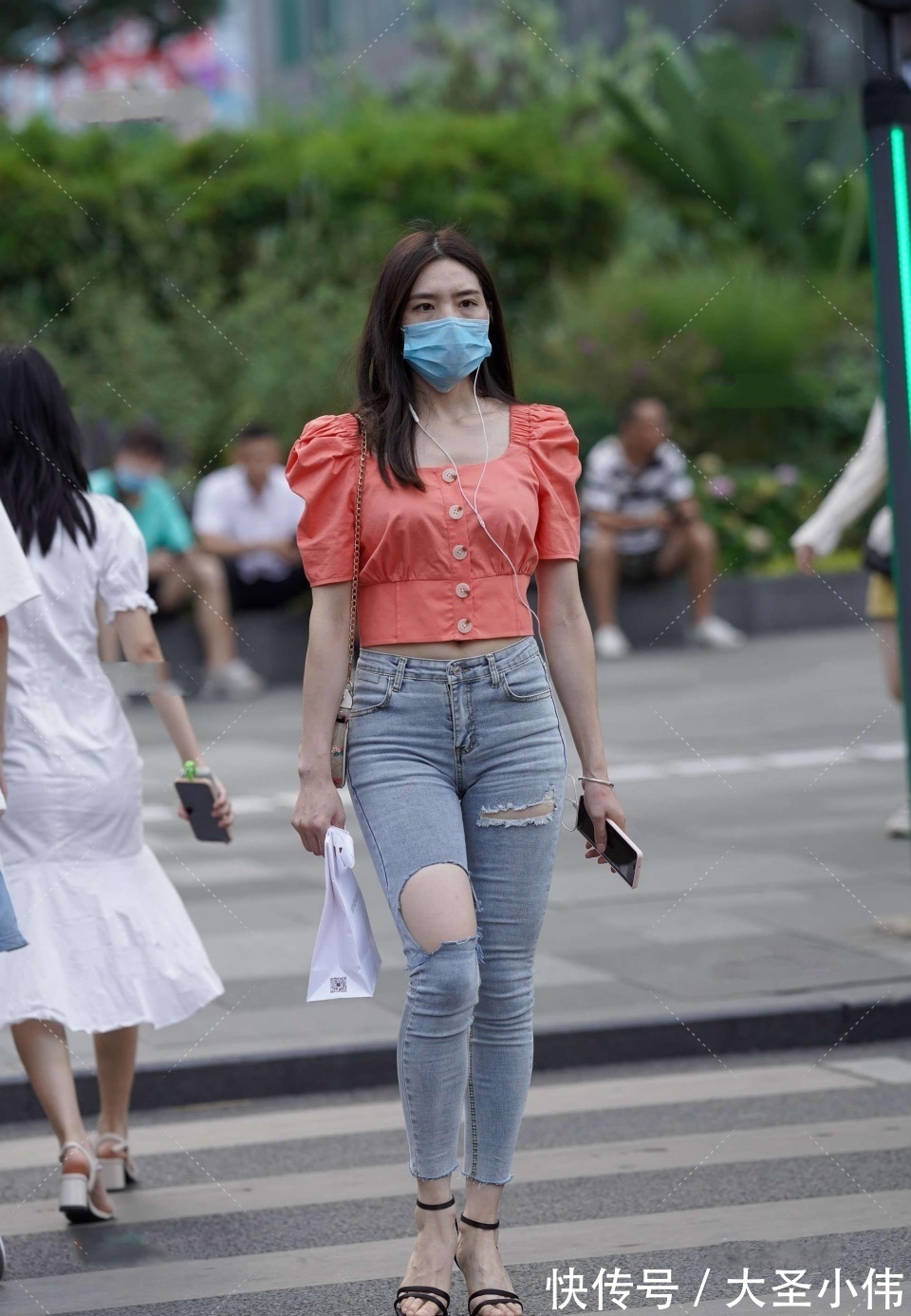 泡泡袖|美女街拍:这大长腿简直了!是所有女生都羡慕的吧,好想开法拉利带她去兜风