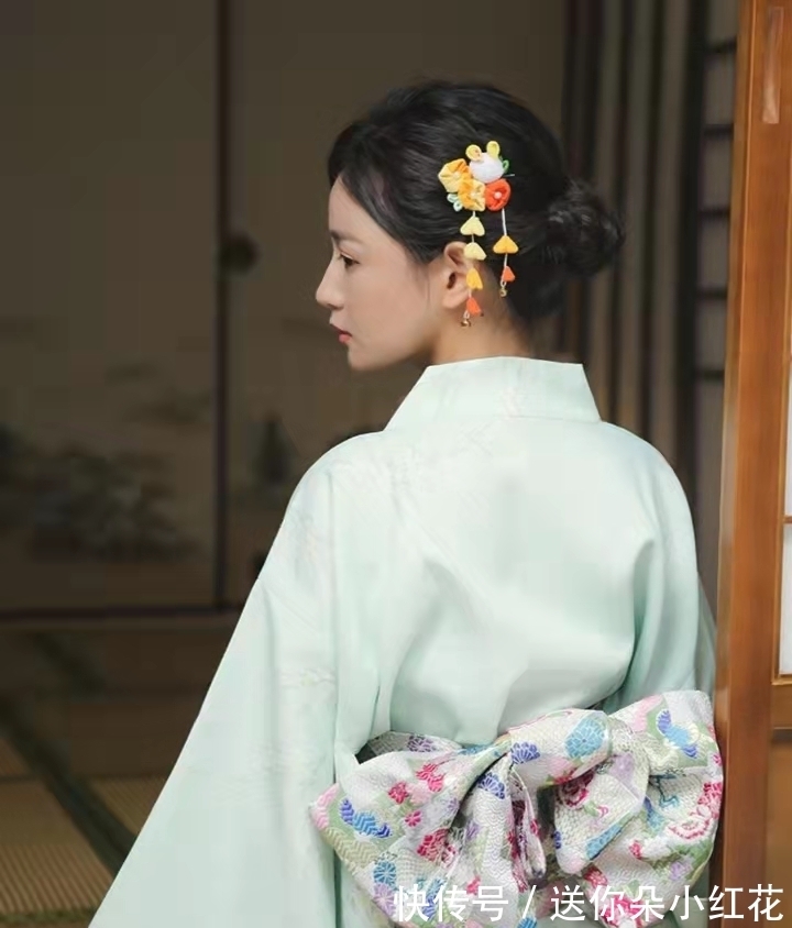 五律！五律：莫嫌杨柳早，休怨杏花迟。待到群芳绽，人间遍地诗