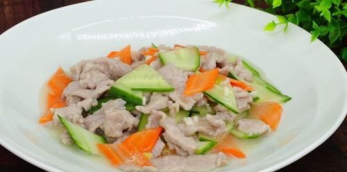 春天吃什么？教你一招，炒出来的猪肉嫩嫩滑滑，一点都不老