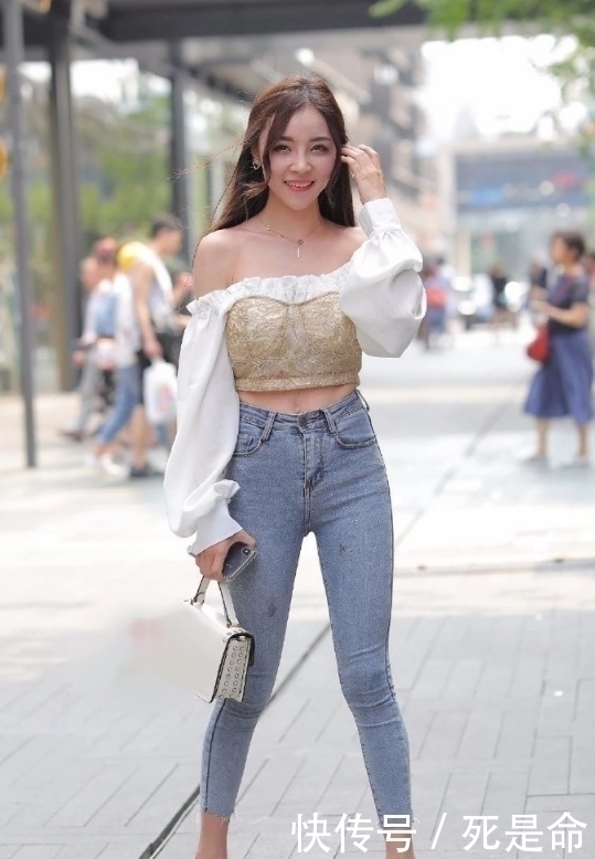 动人|长发姐姐真漂亮,身穿一字肩上衣+牛仔裤,微微一笑很动人