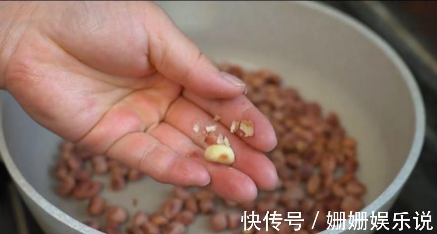 花生|糯米这样做太好吃了,上锅一蒸一烙,香甜软糯,全家人都爱吃