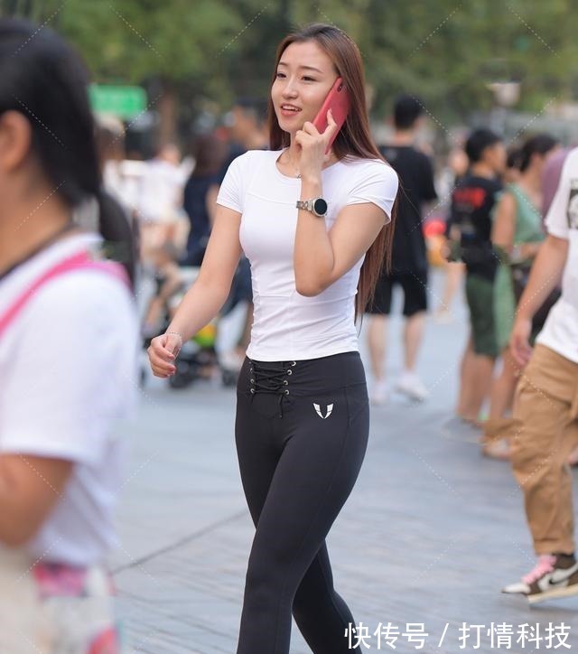 穿搭 打底裤的穿搭彰显个性活力,穿出清新时尚!