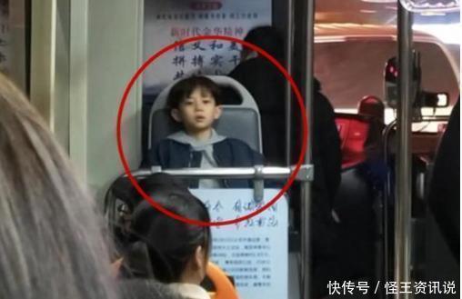 父母|小男孩坐公交因颜值高走红，网友建议批量生产