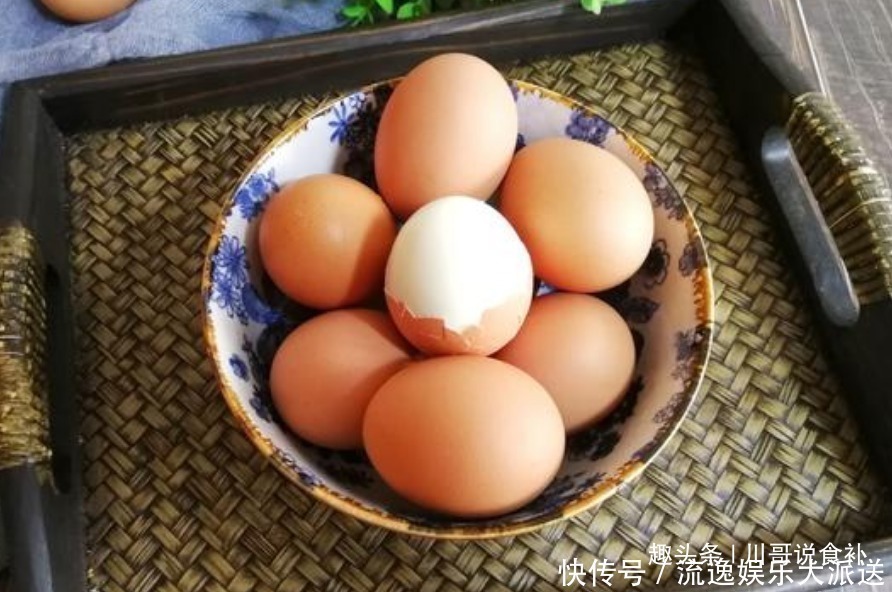 煮鸡蛋，用清水煮就错了，多加一步，蛋壳一剥就掉，蛋黄嫩营养好