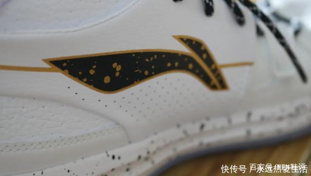 不足三百块,配置竟然不输WOW正代的经典球鞋