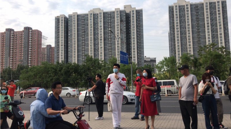 朝阳学校|壹现场｜高考第一天 家长老师红装、旗袍加身成靓丽风景线