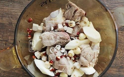 秋天进补，有条件要多喝这“四神汤”，全家都合适，胃口好吃饭香