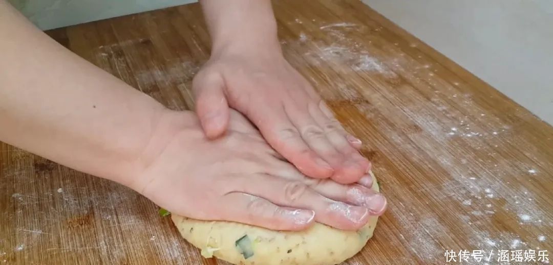 早餐别吃包子了,面粉中加2个鸡蛋,不蒸馒头不烙饼,出锅太香了