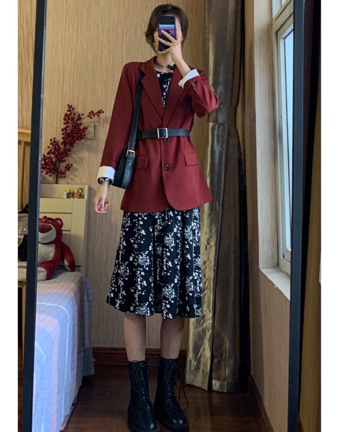 克拉拉带火了一种穿搭，叫“红色西装+牛杂短裤”，秀出高挑身材