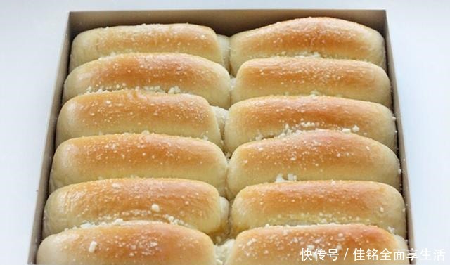 面包|做面包用中种法,出膜快细腻拉丝,既当早餐又是零食,出炉遭哄抢