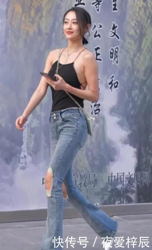街拍美女:深色上衣和浅色牛仔裤搭配,十分减龄