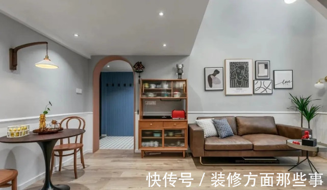 一面窗|95平混搭风复式房子墙面纯白+浅灰色,彩清浅柔和却不失层次感