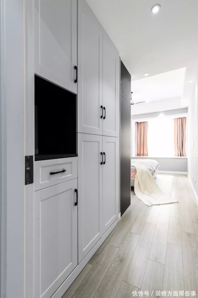 电视柜|87平现代风两居室,黑白灰加入粉色调的装饰这个沙发墙太浪漫了