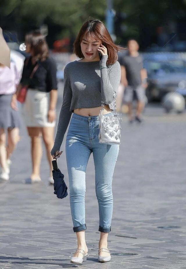 女孩们|还是“取代”了高跟鞋,成为牛仔裤的“好搭档”,时髦又显瘦!