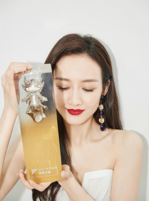 优雅|四十岁的女人适合戴什么样的耳环?珍珠耳环不错,复古优雅又高贵