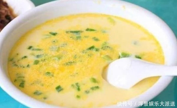 蒸鸡蛋羹,不能直接加水,如果再加一步,鸡蛋就会光滑,没有蜂巢