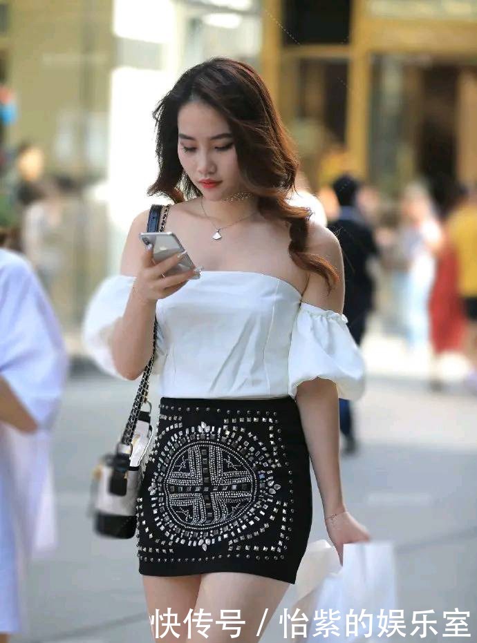 秀丽|秀丽的美女,抹胸衫配黑裙,穿出迷人的美