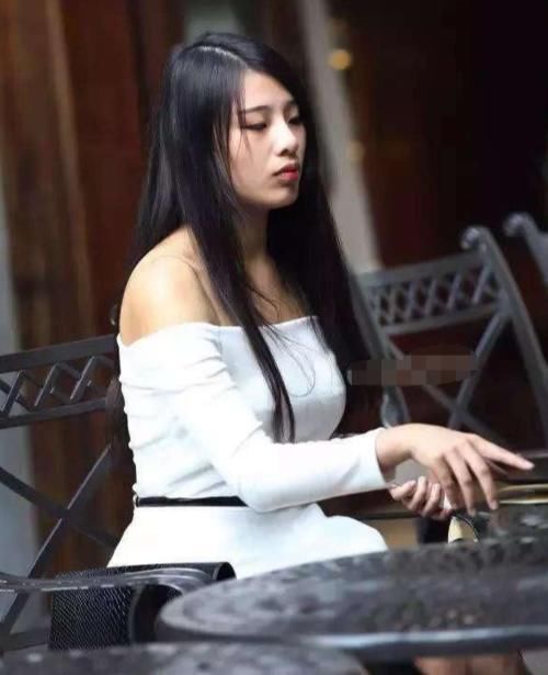  美女|美女穿搭：白色雪纺上衣搭配黑色短裙， 明艳端庄， 潇洒自信