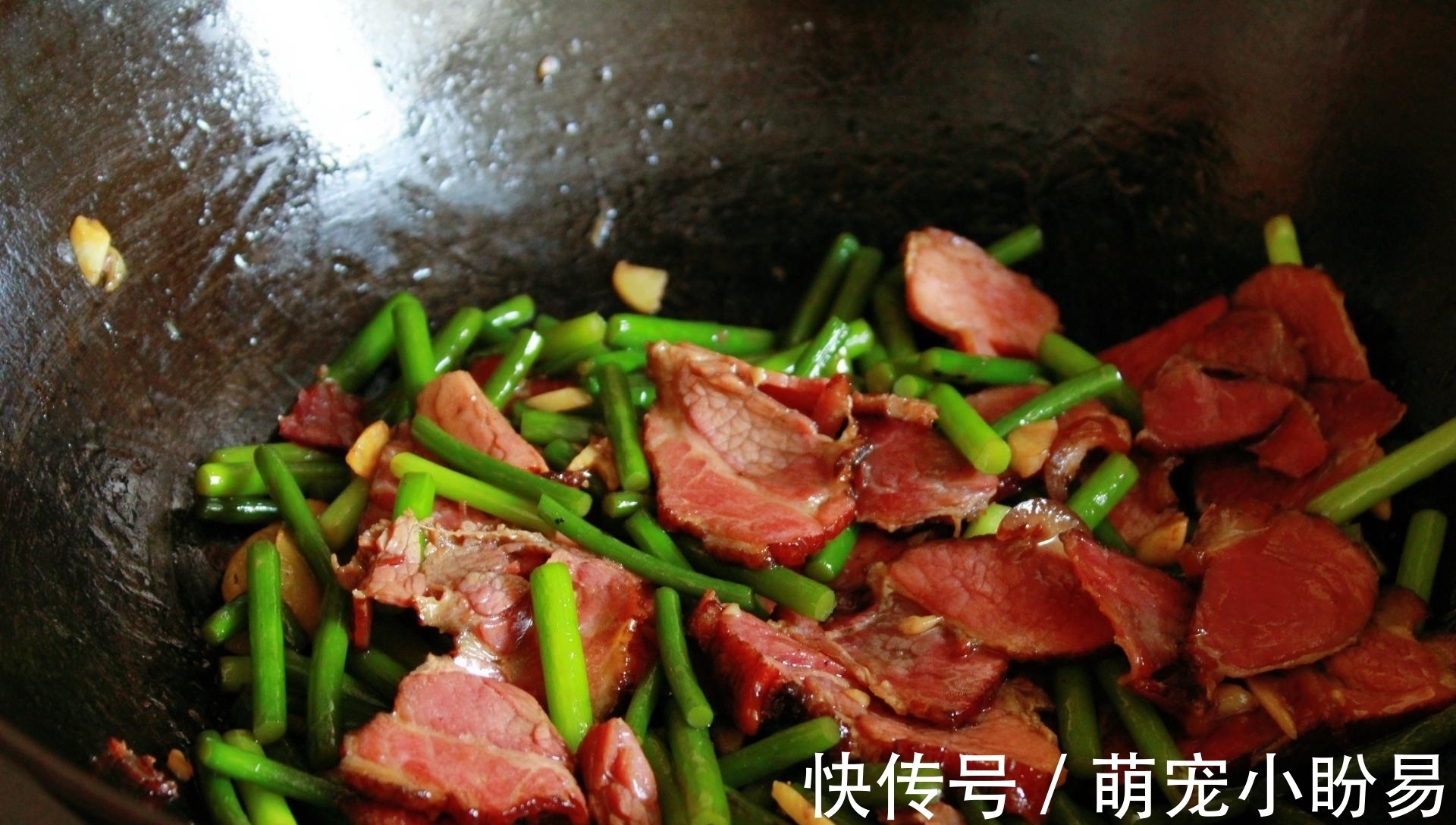 蒜薹|《中餐厅4》张亮做的这道菜,下锅随便一炒真叫香,米饭连扒了3碗