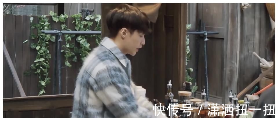 何炅从地上捡起小H叼的肉,打算洗洗煮了吃,张艺兴的做法好耿直