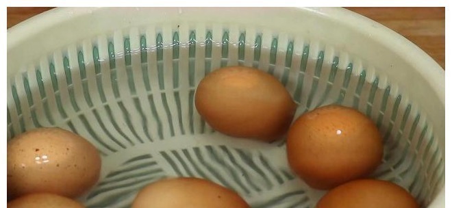 煮鸡蛋时,不要直接下锅,牢记这2点,鸡蛋嫩滑还不粘壳