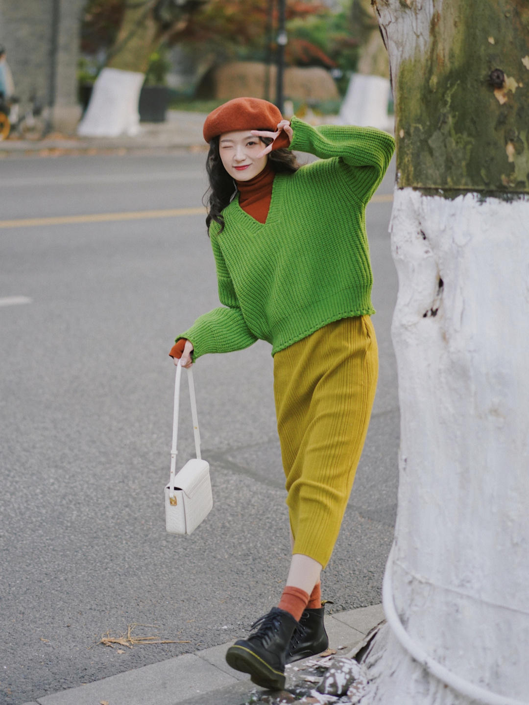 穿搭|秋冬就像一个调色盘,怎么好看怎么穿,绿色毛衣+红色打底衫,复古又时髦!
