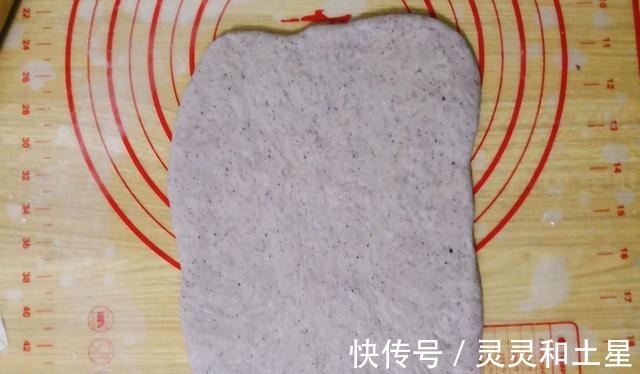 吸油纸|黑米别用来煮粥,做成面包,好吃又美味!
