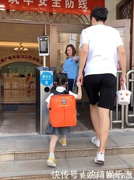 哥哥|送小20岁妹妹去幼儿园,哥哥出门前努力扮嫩生怕被当成她爸