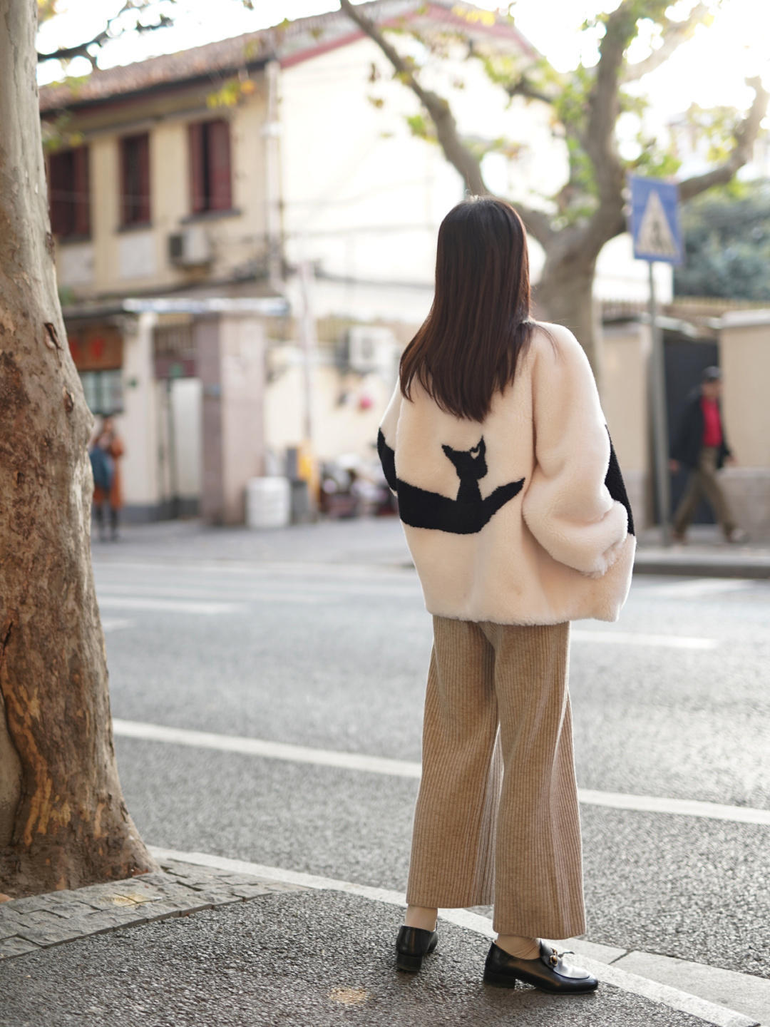 黑色 “毛绒外套”冬季必备单品,入冬这么穿优雅好看,帮你打造好气质