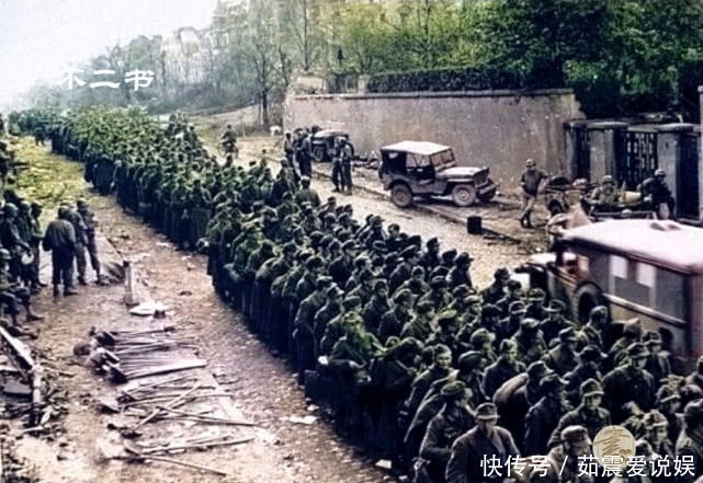 德军士兵|上色老照片:纳粹德国败亡之时,德军高举双手投降,眼神满是恐慌
