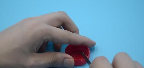 忘记|出门总是忘记带钥匙,只需一个塑料瓶盖,轻松解决大烦恼,学学吧