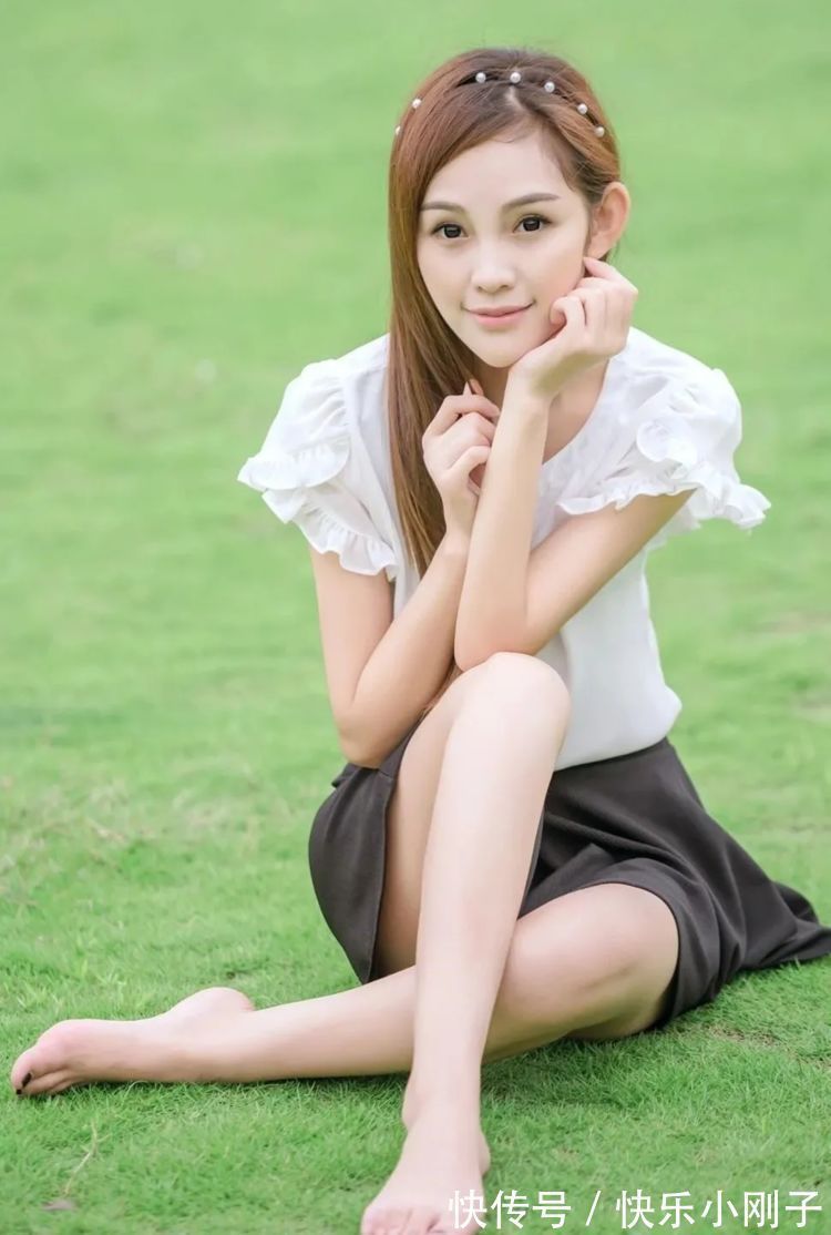 短款 白色圆领小衫,一条黑色短款百褶裙,秀出少女美腿,更加的美丽!