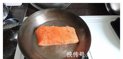 培根|煎鱼时,直接下油锅是不对的,掌握这个技巧,鱼皮不破、鱼肉不散