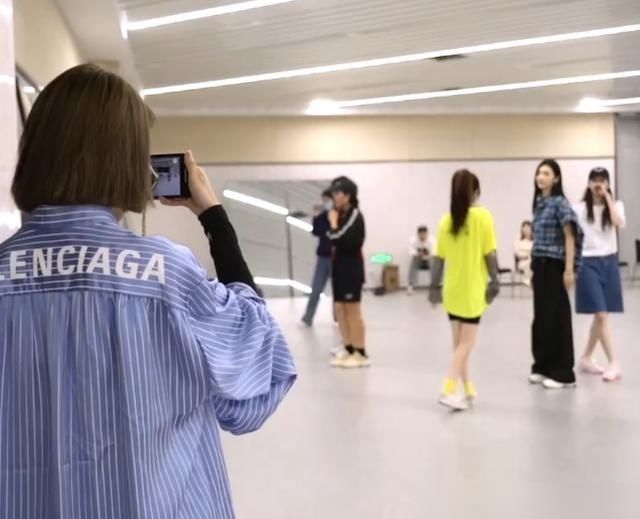  不怪|乃万探班“青你二团”比拼臂力，不怪被称“老公团”金子涵厉害了