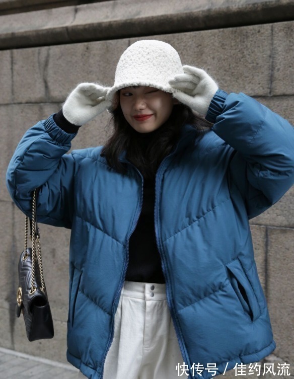 小姐姐 今年流行“羽绒服+小白裤”,保暖舒适又清爽,日常百搭不挑人