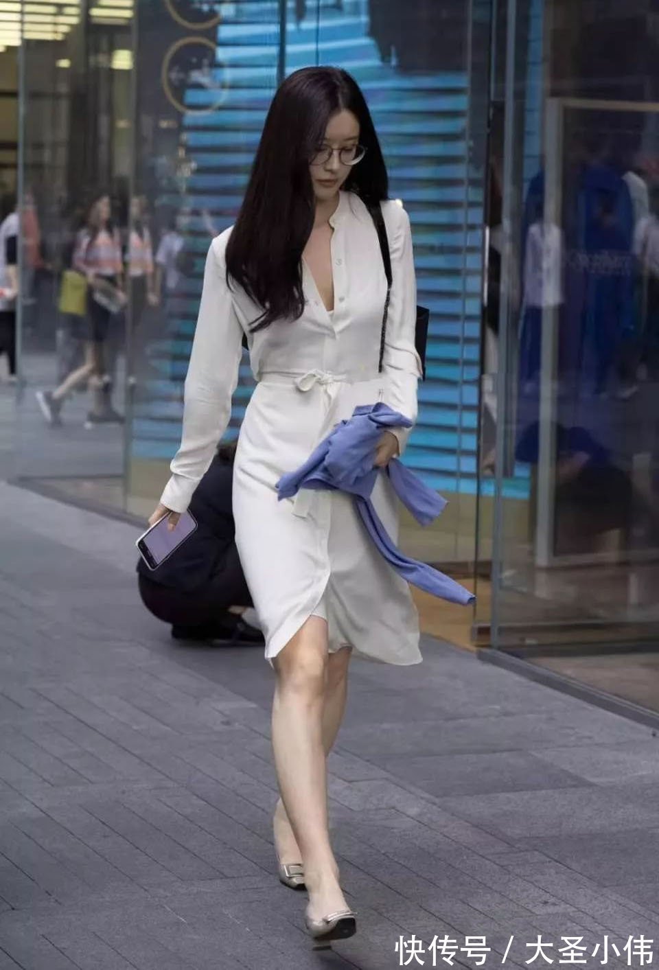 街拍|美女街拍:优雅既学不来,也无法掩饰,非常香甜的气质美女,看到她过目不忘