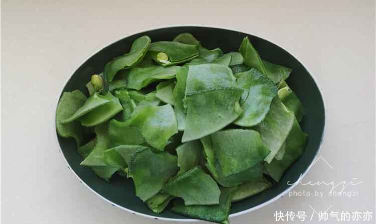 大热天的,素菜更受欢迎,简单一炒,脆嫩入味,一盘才花2块钱