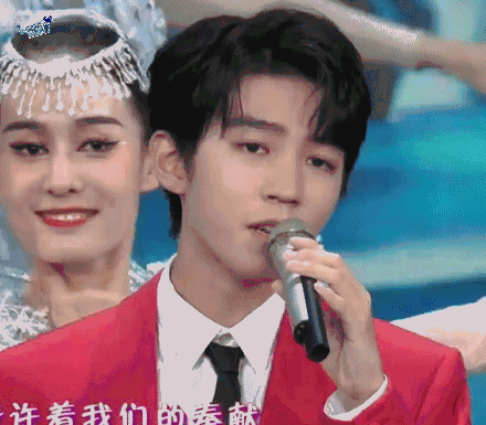 三小只第7次上春晚，王俊凯谈创新，易烊千玺彩排还看书，王源新造型惹关注