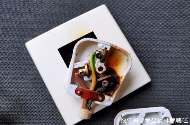 最后气|刚入住插座就烧成碳了,只因装修时多说一句话,业主恨死电工了!