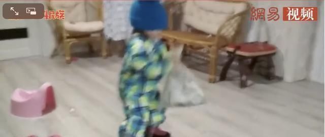 宝妈|一岁半的外国女孩要“离家出走”,家人的反应太逗了