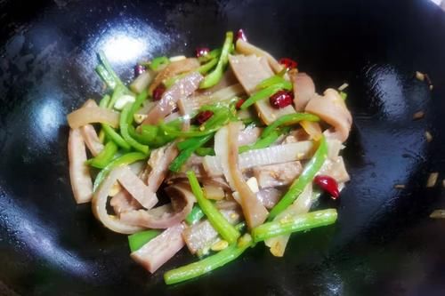 猪皮|秋季，吃鸡鸭鱼肉不如吃它，蛋白质含量极高，加料简单一炒，好吃