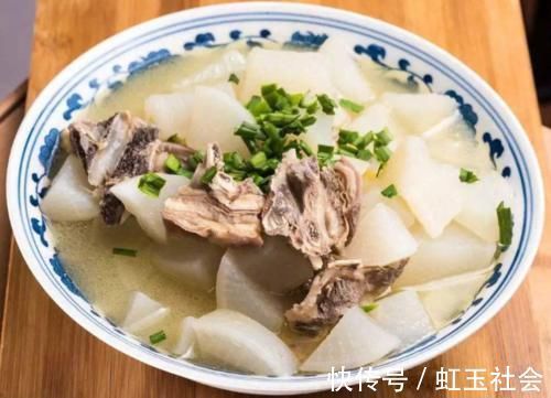 炖羊肉,香料越多越难吃,只放3样就够了,羊肉不膻,汤汁鲜美