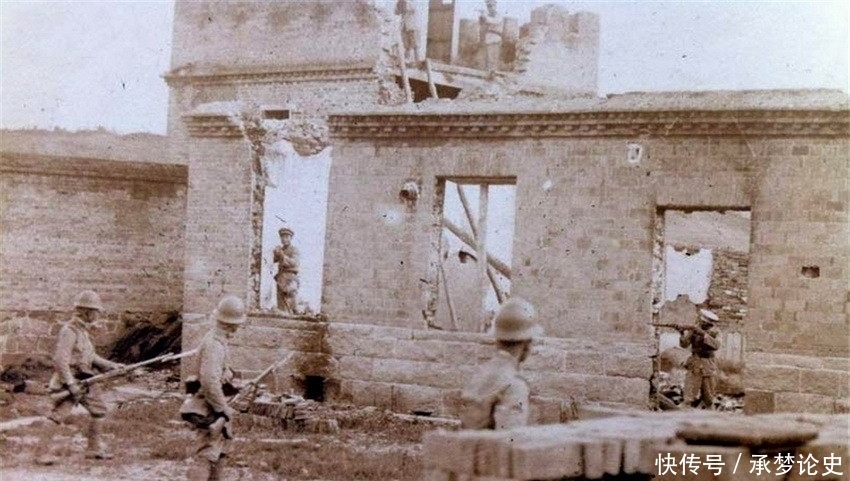 瞬间|随军记者抓拍到:2个中国兵与3个日军枪对枪生死对峙的瞬间