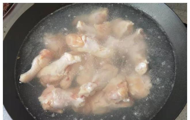 美味|入口即化肉质鲜嫩的卤鸡翅根,做法简单又美味,老公孩子抢着吃