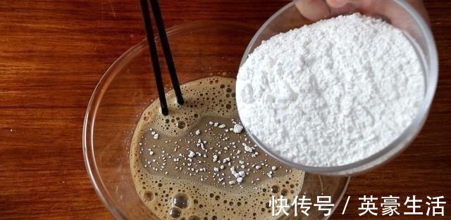 糯米粉|1个鸡蛋,一点糯米粉,这样做出来的年糕吃着过瘾,一口一个