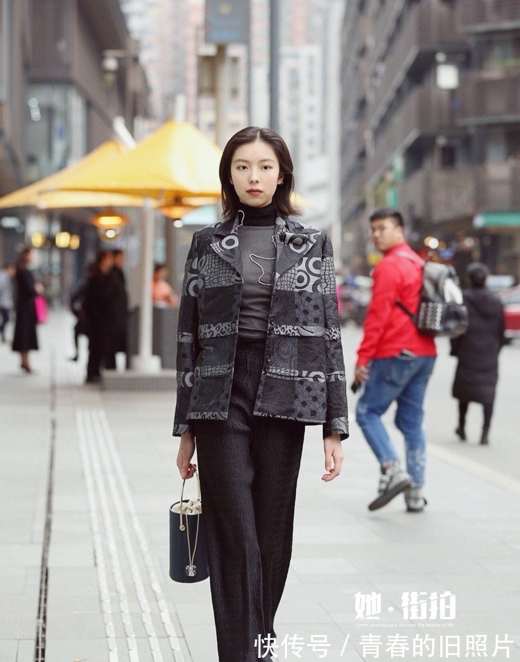 深色系|街拍:时髦都市美女灵活玩转穿搭,学习一下,下次自信满满去逛街