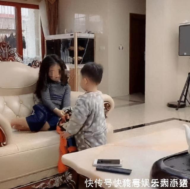 二胎|弟弟“伺候”姐姐走红,姐姐刚洗完澡就递毛巾,网友:最卑微二胎