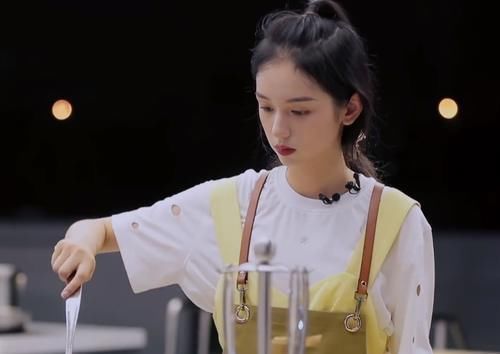 周也学做饭满头大汗,脱妆后油光满面不像23岁,丁真看完呆住了